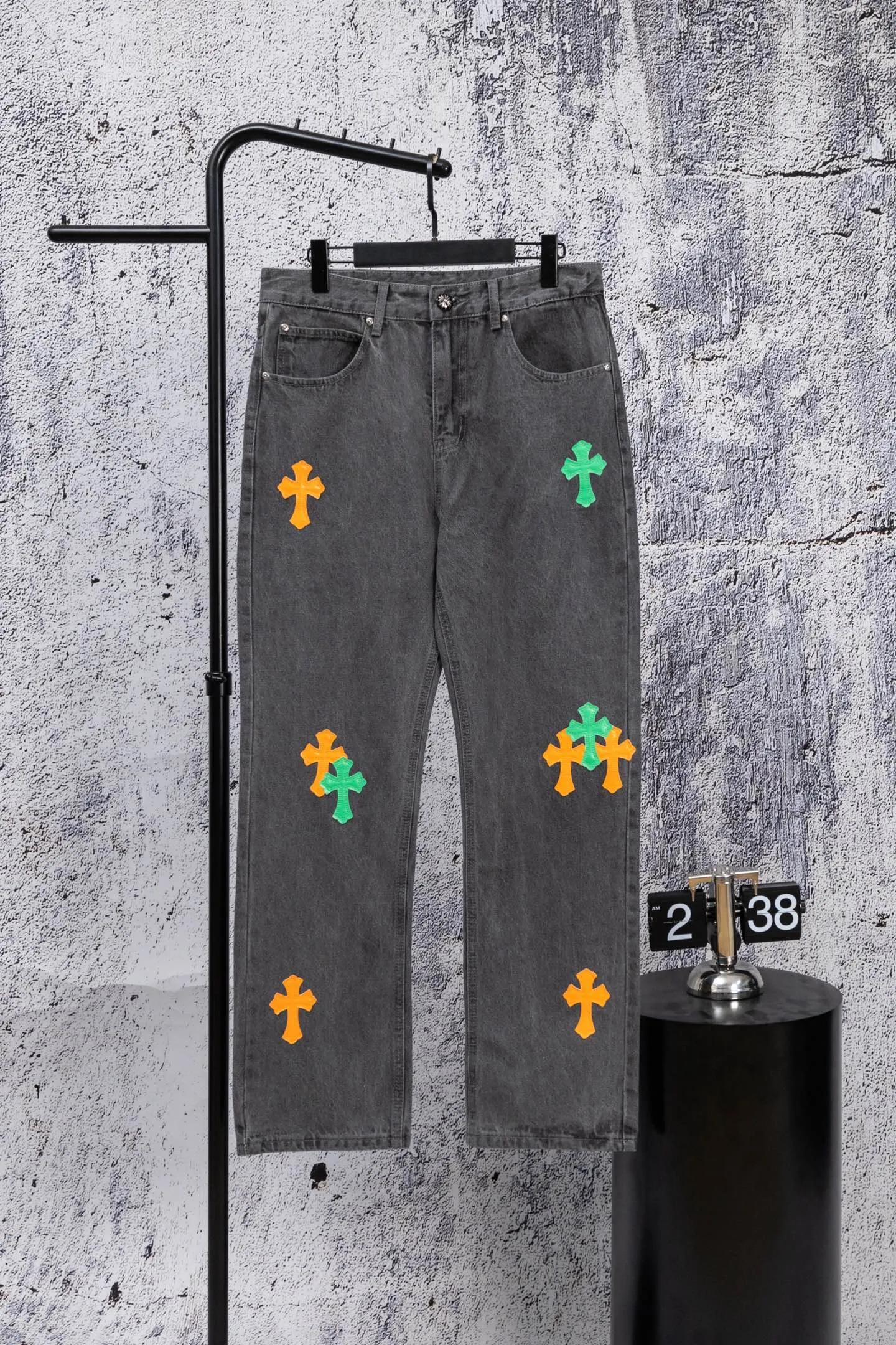 P240 Chromehearts limited edition orange and green classic cross patch leather gray jeans, priced at 34W level, patchwork cross pattern embellishment, washed jeans! ! An absolutely high-end luxury product, a 1.9W-level god-level single product, a super popular product, made by top heavy industry, a magic weapon that cannot be missed! [About Zangyin] This is an extremely luxurious fashion brand that can also be called the aristocracy of the high street. It has always been an exclusive brand for some hipsters or rich second generations. Compared with ordinary high streets, it is more luxurious and noble. Compared with luxury brands, it is more fashionable and individual. It has always been a brand that I have a special liking for. [Top heavy industry fashion design] Consistently high-street luxury style. Speaking of this style, the Zangyin family and GU family are definitely the leading representative brands. Especially the Zangyin family has really achieved a state-of-the-art effect in creating high-street style. The unique washed material is used to create this style. The color system is already quite eye-catching. After it is decorated with patchwork cross flowers, it cleverly highlights the charm of the brand. Secondly, this style uses classic The high-waist cutting design highlights the long legs and fashionable temperament of the upper body. The brand is highly recognizable and the slim fit configuration is more suitable for daily wear. It is a product that interprets personality, fashion, and specifications at a glance. This single product is enough to make any fan excited. It can be a white T-shirt for a youthful college style, or a tight suspender for a royal style. It has strong matching ability and can be easily controlled by men.  [Materials and craftsmanship] Needless to say, this point goes without saying. As an excellent craftsman brand, Zangyin’s requirements for details and craftsmanship are really perfect. The washed color of this model has gone through so many processes, not to mention the embellishment of denim appliques. It is also purely hand-made and sewn. Just like what they believe in, only hand-made things have soul and have the meaning of wear. A top-notch heavy-duty fashionable denim item, I look forward to your perfect interpretation! !  Color: Gray Size: 28-34